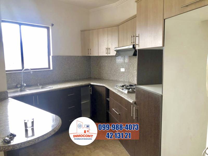 C764 Casa comercial en venta, frente a vía principal con local comercial